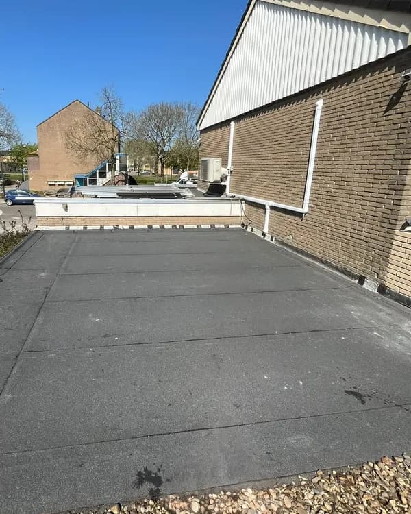 Plat dak van een woning met bitumen dakbedekking.