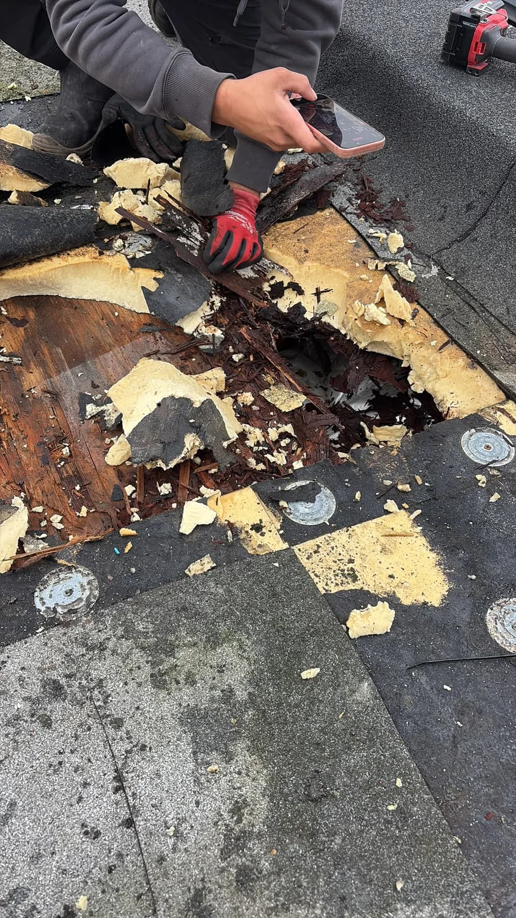 Opengemaakte dakbedekking bij onderzoek naar een lekkage.